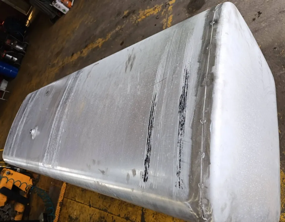 Skraćivanje i varenje velikog aluminijumskog rezervoara