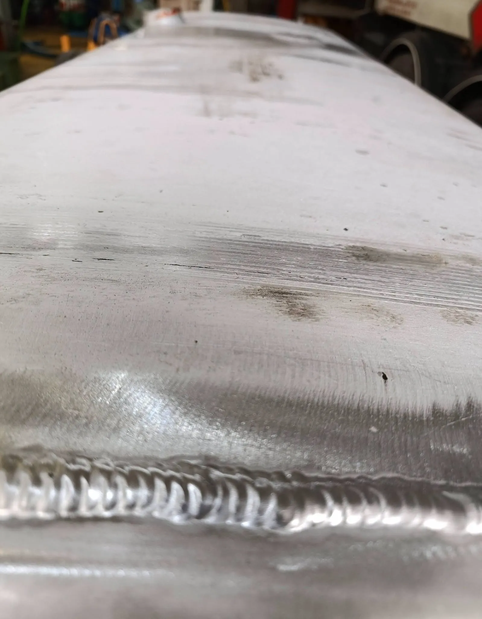 Skraćivanje i varenje velikog aluminijumskog rezervoara — slika 2 od 3
