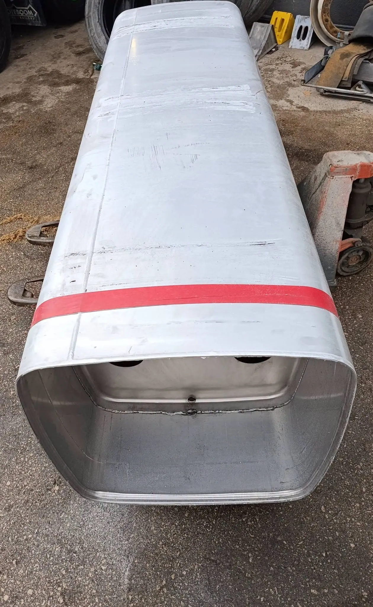Skraćivanje i varenje velikog aluminijumskog rezervoara — slika 3 od 3